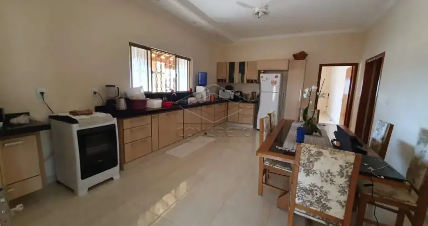Excelente residência com 03 dormitórios sendo 1 suíte - Arealva