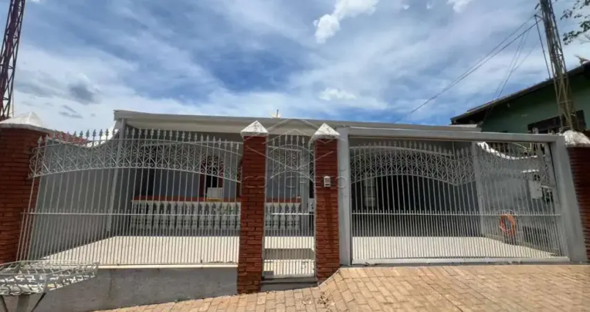 RESIDÊNCIA COM ÁREA DE LAZER COM PISCINA - JD. MARAMBÁ