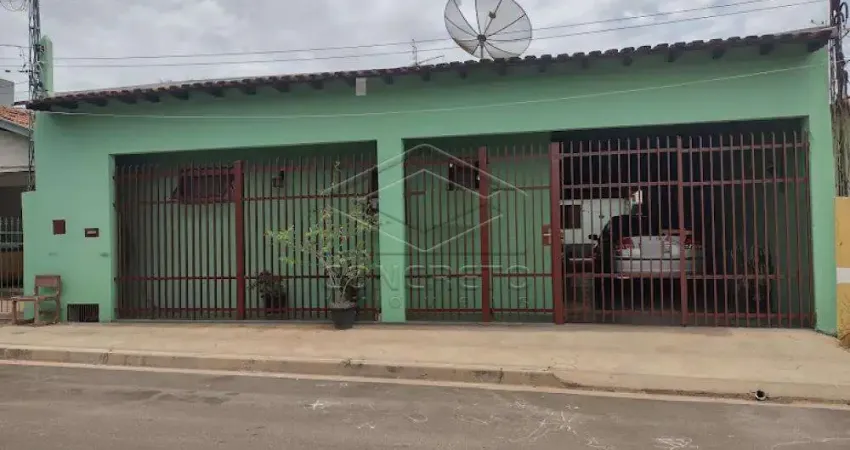 Residência com cômodos amplos à venda no Jd. Santista