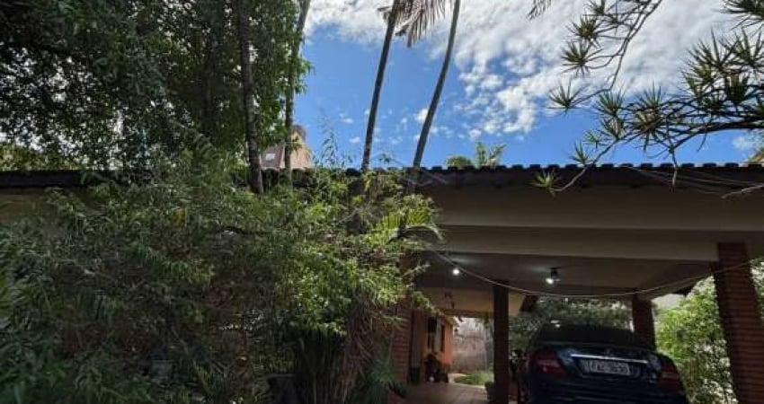 LINDA CASA ARBORIZADA COM 3 DORMITÓRIOS, PISCINA E CANIL