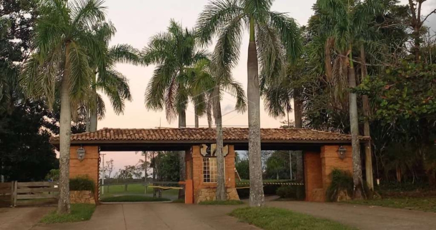 Excelente casa em condomínio fechado, estilo chácaras ? conforto, privacidade e lazer em um só lugar!