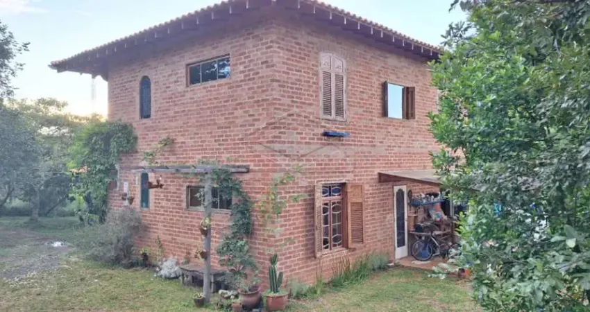 Sobrado, com lareira, forno a lenha, quartos amplos e ventilados, um deles com ofurô