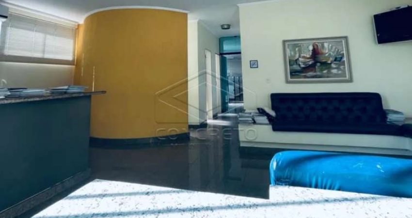 Prédio comercial com salas de atendimento, sala de aula e anfiteatro