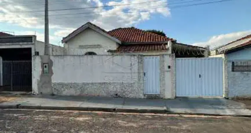 Casa com 2 dormitórios e amplo quintal com árvores frutíferas. vila seabra, bauru/sp