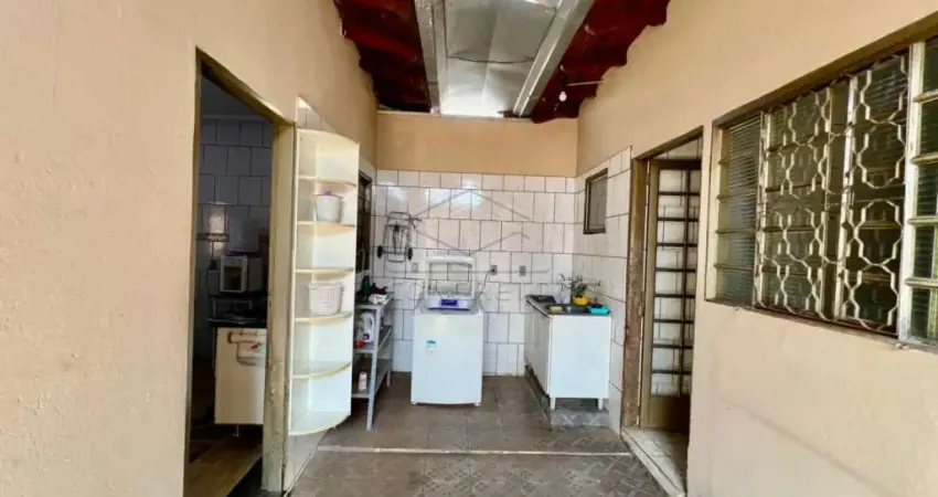 Perto de supermercado, padaria, farmacia, posto de saúde e escola.