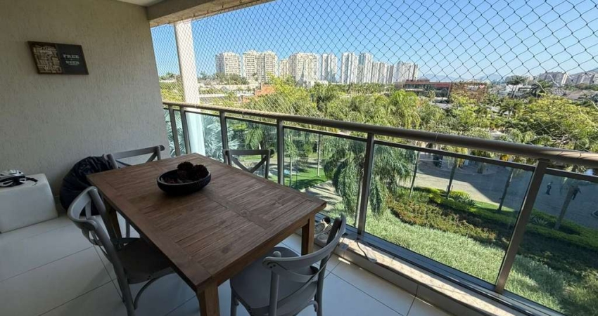 Quatro Paredes Vende: Sofisticação e Exclusividade no Santa Mônica Jardins – Barra da Tijuca 4 suítes c/ varanda + dep