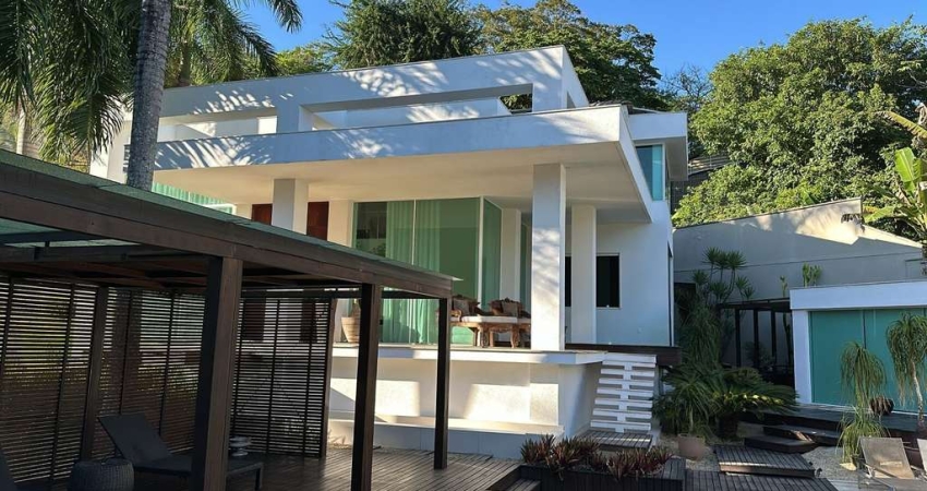 Quatro Paredes Imóveis vende casa de luxo e magnífica em Pendotiba, Niterói, ao lado do Country Clube de Niterói.