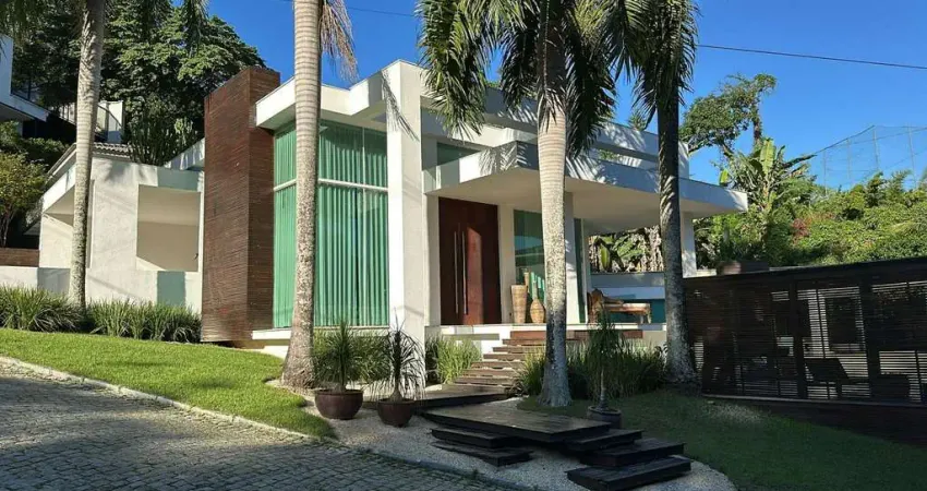 Quatro Paredes Imóveis vende casa de luxo e magnífica em Pendotiba, Niterói, ao lado do Country Clube de Niterói.