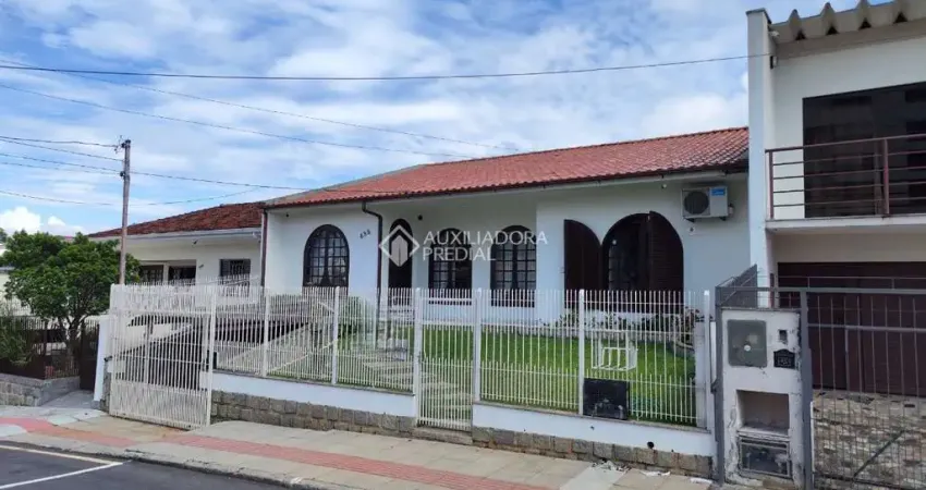 Casa com 3 quartos à venda na Rua Moura, 688, Barreiros, São José