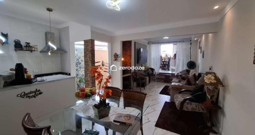 Casa ~145m², 2 vagas, suíte c/closet, cozinha planejada, área gourmet.
