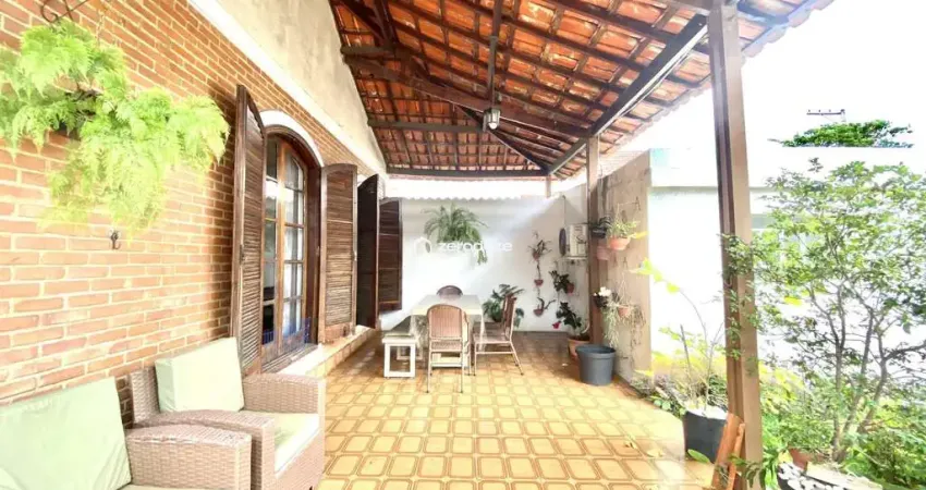 Imóvel com casa principal e edicula com 3 quartos.