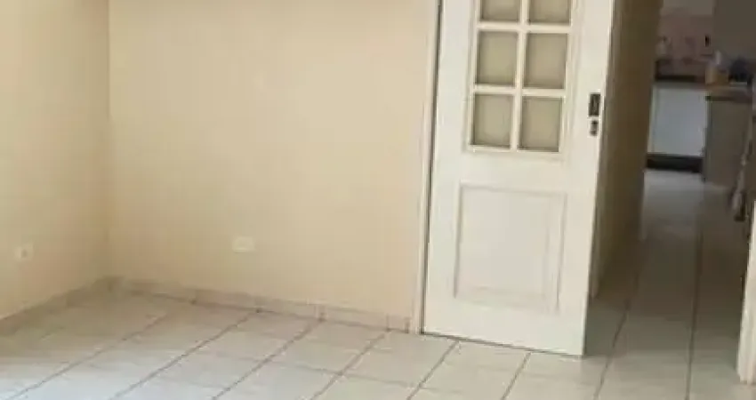 Sobrado a três minutos do metrô Saúde.