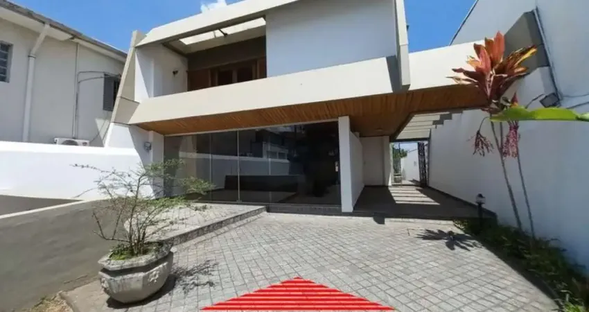 Linda casa em localização privilegiada!