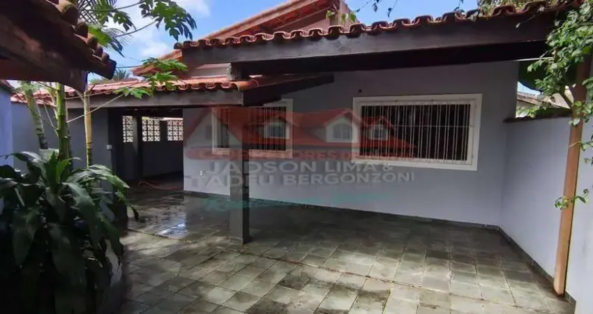 Linda casa com três amplos dormitórios no Bairro Caputera em Caraguatatuba!