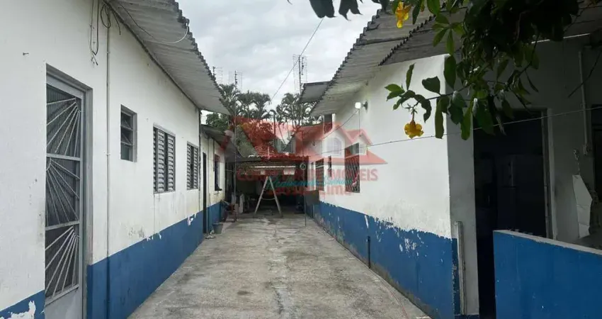Três casas em um único terreno, excelente para quem procura renda!