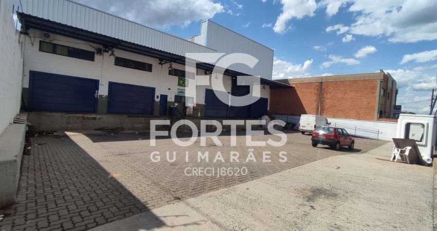 Salão comercial, 780 m² de área construída, área administrativa, pátio e estacionamento.