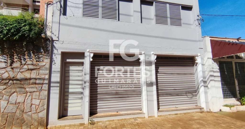 Salão Comercial Loja térreo 55m² AC sendo salão com 02 portas de aço modelo comercial, vitrine com portas de correr
