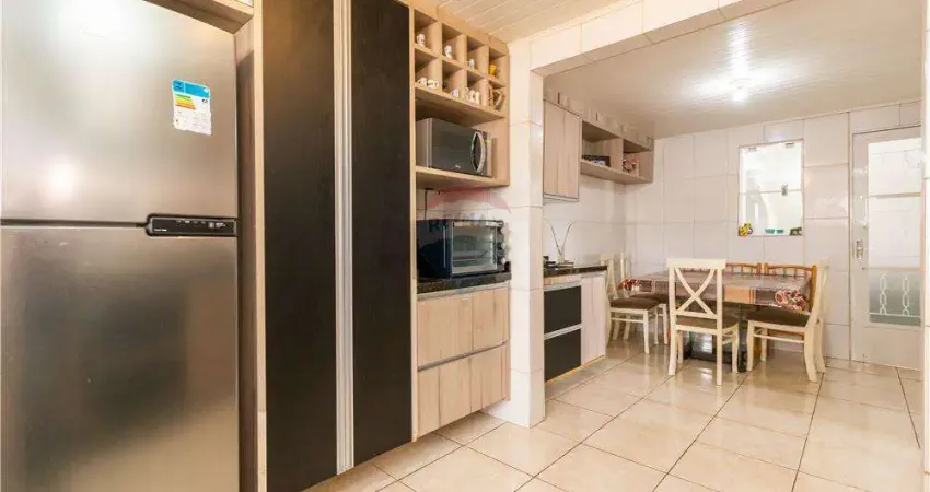 Casa com 3 quartos, 2 banheiros, churrasqueira, vaga para 8 carros e com terreno para  construir valor R$376.000,00  Guarani, Colombo