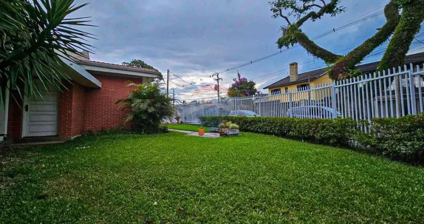 Casa térrea de 270m² com 3 quartos, 1 suíte master, 3 vagas, churrasqueira, no jardim social - curitiba