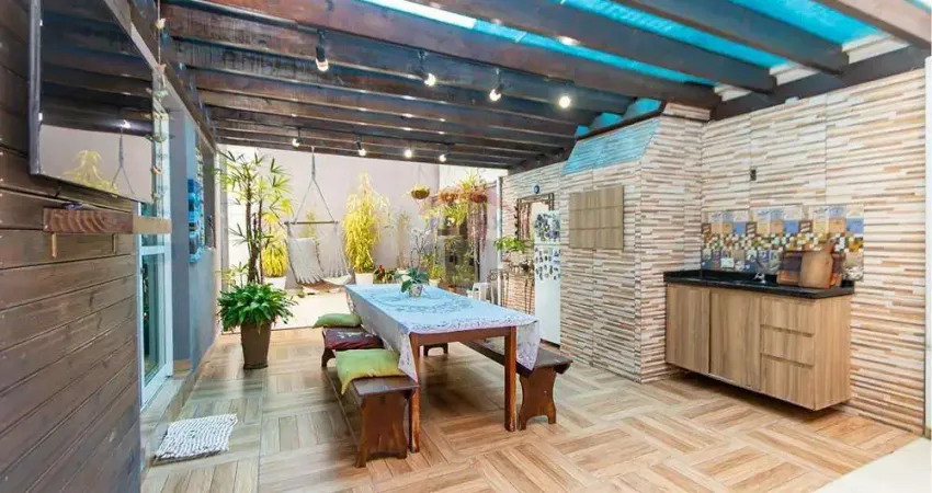 Casa luxuosa em condomínio 252m² com quintal, 1 suíte master, 1 demi-suíte, 1 quarto - 2 vagas e área gourmet - Bairro Jd. Social - Curitiba