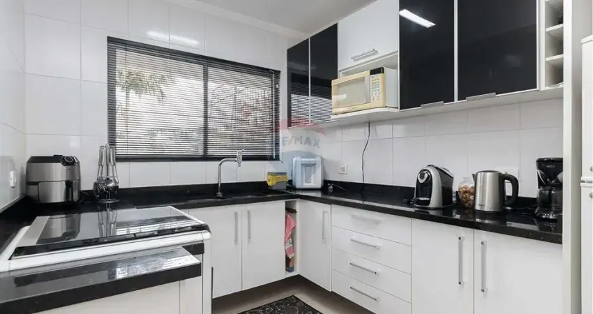 Sobrado condomínio Santo Inácio, 3 quartos, 1 suíte, ático com terraço e sacada com churrasqueira.