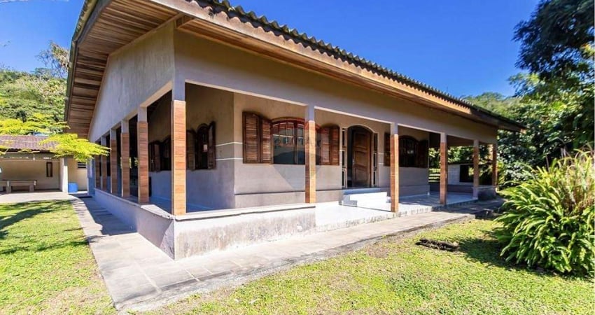 Chácara produtiva à venda no bairro Alto, com área de 205.000m², banhada pelo Rio do Nunes em Antonina.