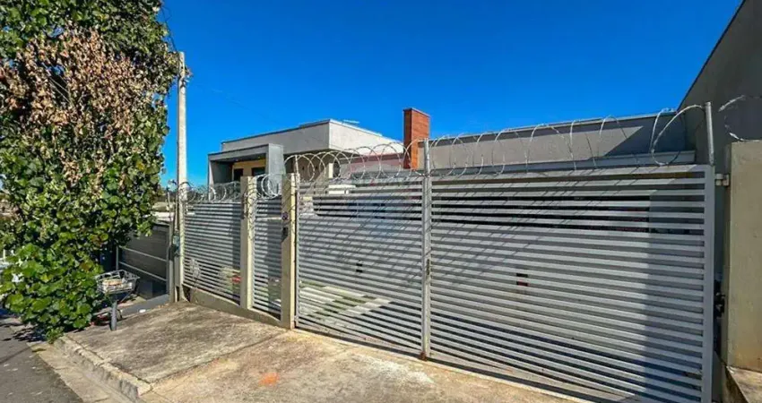 Vende-se casa térrea, com 3 dormitórios, 1 suíte e 2 vagas de garagem.