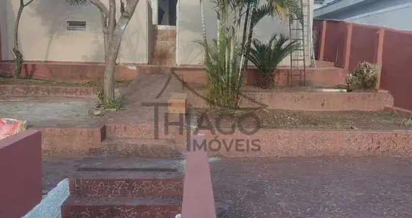 Excelente e espaçosa casa à venda na Vila Formosa, de 330m², tem área externa arborizada, com 3 dor