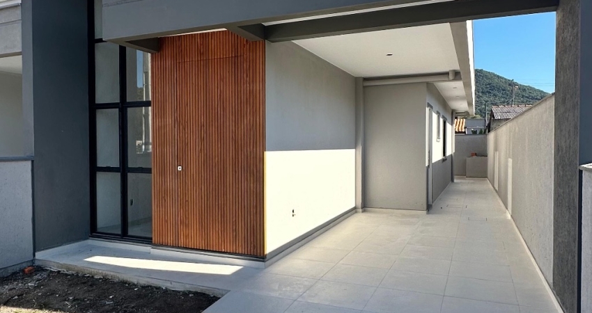 Casa com dois quartos sendo 1 suíte em São José