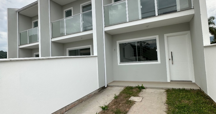 Sobrado com terreno grande no fundo