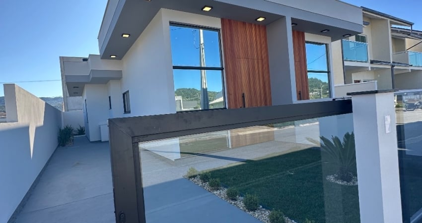 Casa dois quartos sendo 1 suíte em São José