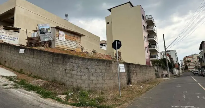Terreno à venda na Rua Sady Monteiro Boechat, São Pedro, Juiz de Fora