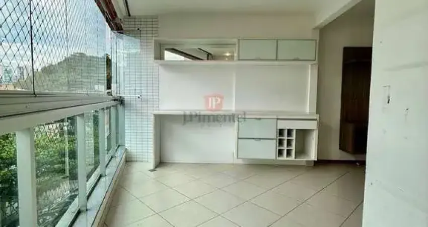 Apartamento a venda na praia do canto, frente para a rua, com varandão integrada