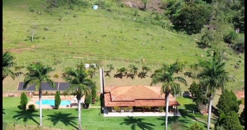Fazenda a venda com porteira fechada.