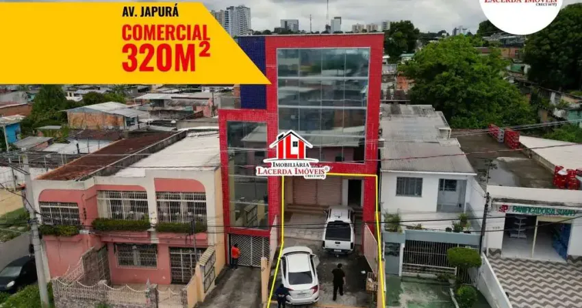 Ponto comercial medindo 320m² com pé-direito alto, 4 vagas na frente, dispõe de 4 banheiros
