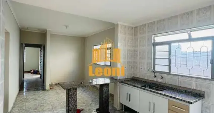 Casa 3 quartos com sala de jantar/cozinha além de um grande terreno
