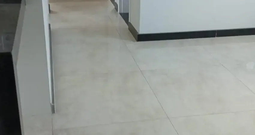 Apartamento duplex,  com cobertura,  está localizado no bairro Santa Mônica, em Belo Horizonte,  possui 90 metros quadrados com sala, cozinha, 3 quartos, 1 banheiro, no primeiro andar. No segundo anda