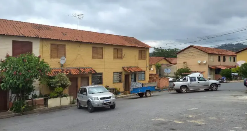 casa geminada , entrada individual . com possibilidade de ampliacao