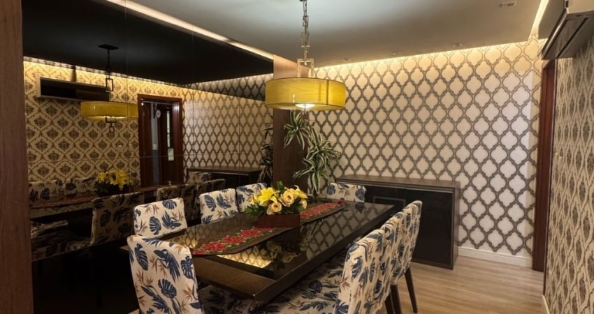 Apartamento central, amplo e com vaga de garagem