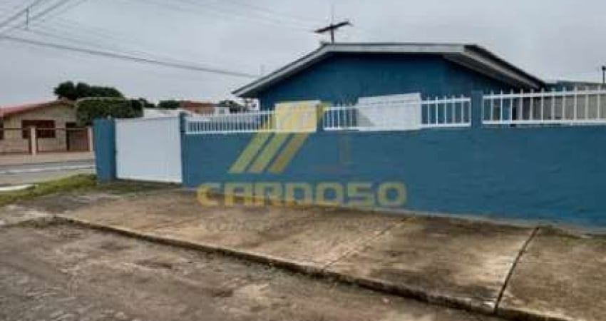 CASA EM REGIÃO DE MORADORES COM PÁTIO FECHADO