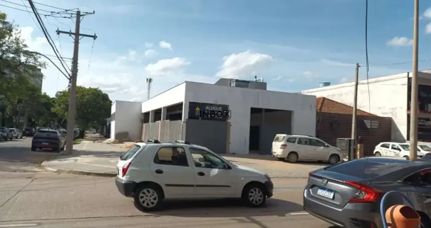 Loja comercial de esquina com estacionamento para 12 carros