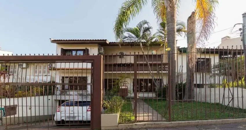 Casa com 4 Dormitórios (2 Suítes), Pátio com Piscina e 4 Vagas - 307m² Privativos