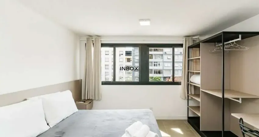 Studio mobiliado, sol leste, vaga e infraestrutura completa.