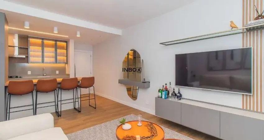 Apartamento mobiliado com 71m² , totalmente reformado, 2 dormitórios