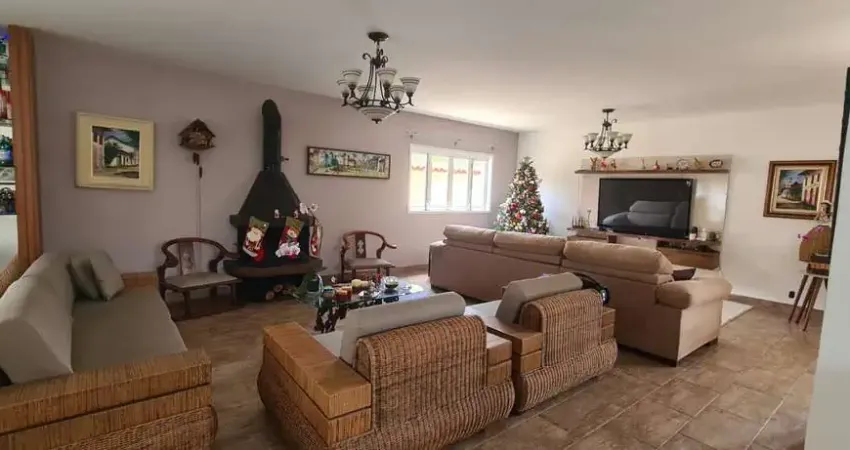 Imperdível Casa à Venda em São José dos Campos-SP  4 Quartos, 1 Suíte, 4 Salas, 4 Banheiros e 4 Vagas de Garagem  280,00 m².