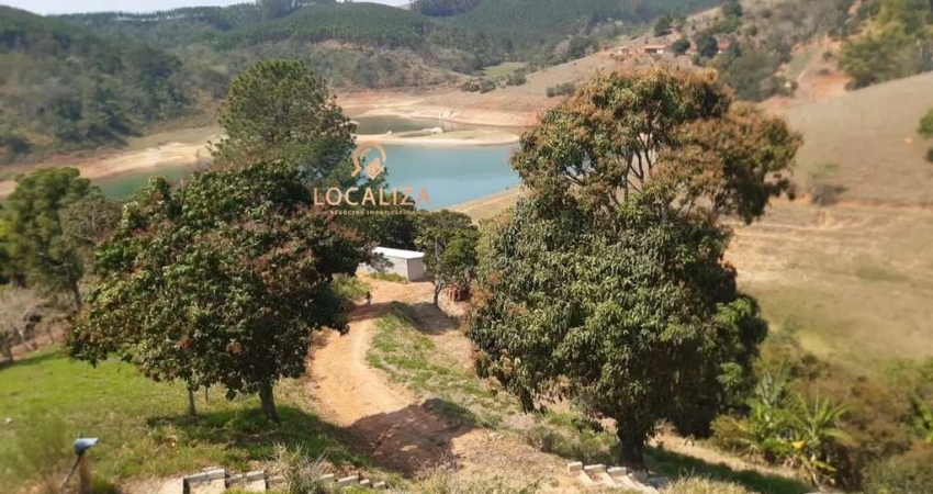 Chácara à venda em Santa Branca-SP:  Duas Casas- total 04quartos, 1 salas, 2 banheiro, 6 vagas de garagem, 210m² C, 4000m² T. Poço semi-artesiano