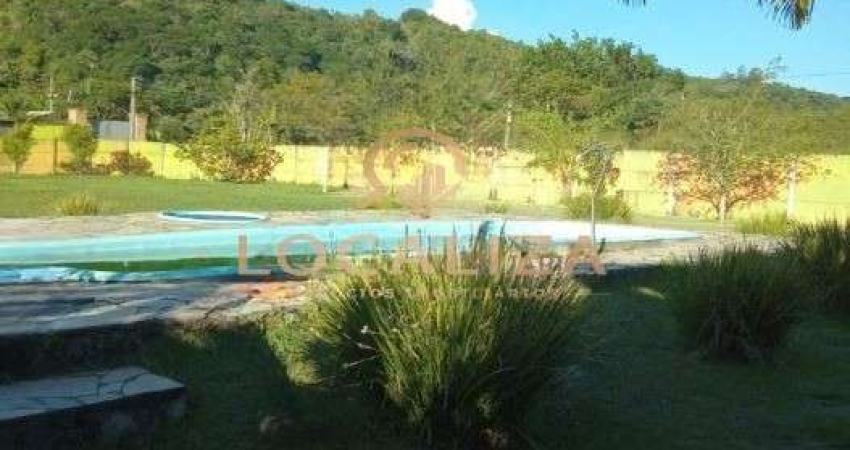 Excelente chácara com piscina / MOBILIADA / salão de jogos / 05 dormitórios com 2 suítes / 190 m² de construção / 2000 m² de terreno / Jacareí - Guara