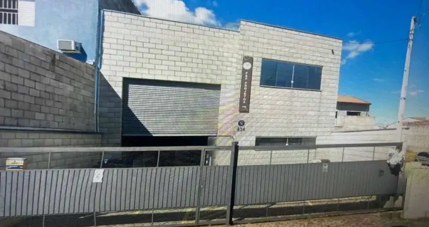 Galpão industrial e comercial fácil acesso a via cambuí e Rod Tamoios.
