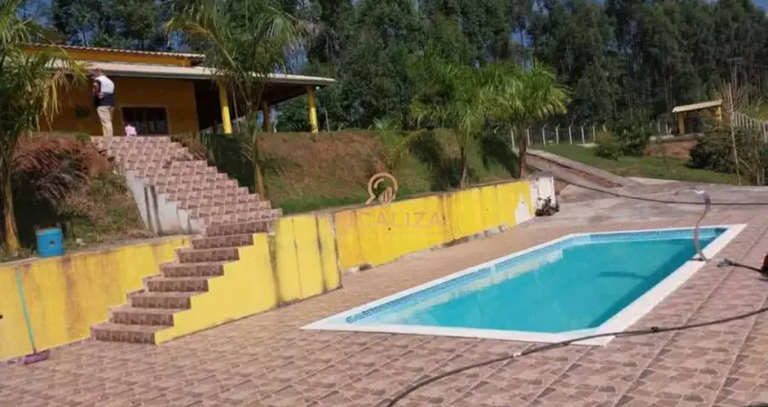 Chácara à venda em Santa Isabel-SP: 2 quartos, 1 suite, 2 salas, 2 banheiros, 5 vagas e 100m² de área. Aproveite!