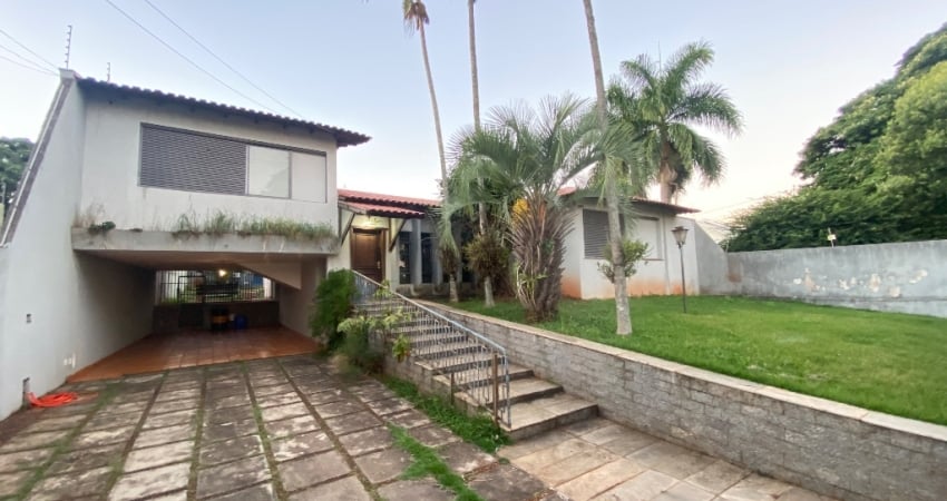 Casa com arquitetura brasileira à venda na zona 04 de Maringá Pr.